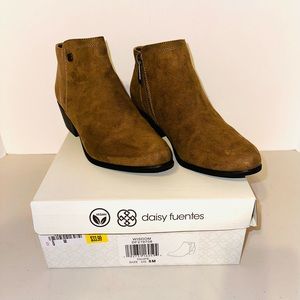 Daisy Fuentes Wisdom Ankle Boots Taupe